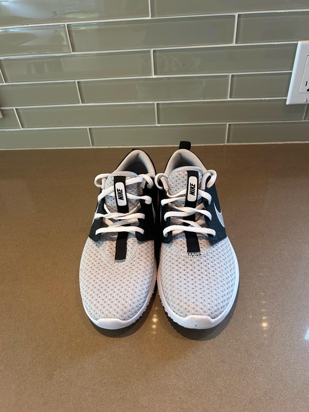 NWOB Nike Roshe G Womenโs Golf Shoes Pure Platinum Grey Size 8.5